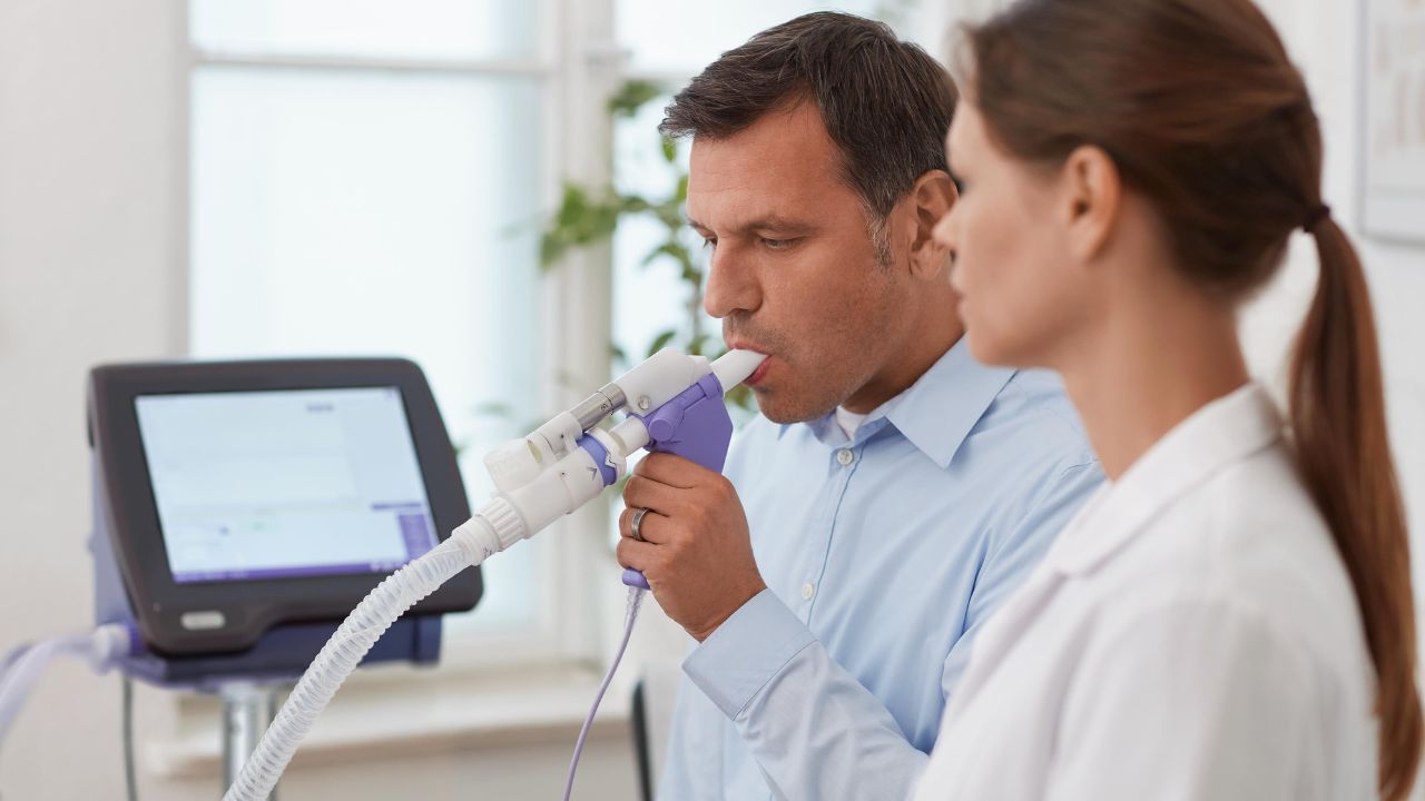 Paciente realizando espirometría
