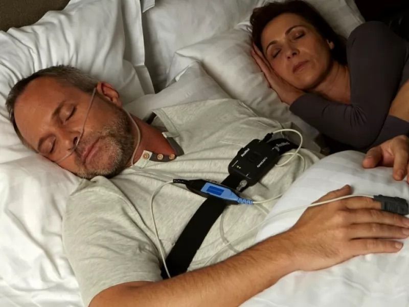 Paciente realizando estudio de sueño